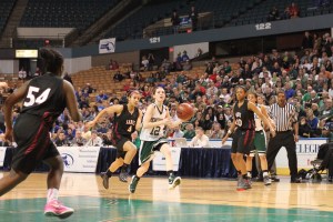 pesa A8 Kelsi McNamara heads for the basket