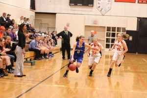 Kristin Hogan (11) chased by Brigid OFlynn (33) and Julia Davis (32)