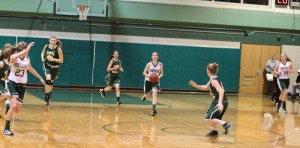 Kelsi McNamara (13 points) about to pass to a breaking McKenna Kilian (14 points)