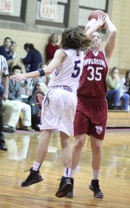 Kat Fogarty shoots over Kate Kerrigan (14 points)