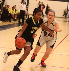 Tajaynay Veiga drives past Emily Knoops