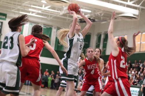 Joslyn King (14 points) scores from in close