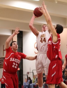 Dillon Guthro (13 points) shoots over Mike Lichwala