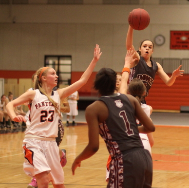 Catherine Stinson passes ahead to Diondra Woumn (#1)