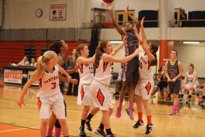 Diondra Woumn (22 points) shoots over defenders