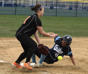 Casey Ross get 3B as Carly Coughlin reaches for the ball
