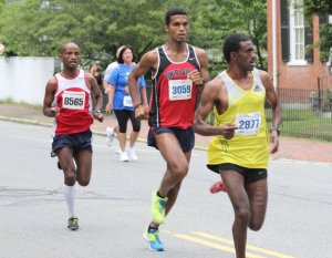 The top three finishers in the ten mile are already in place (Tekeste Nurelign, Ruben Sanca, and Kebede Abu) after one mile