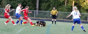 Emma Dyer closes in on Lakers GK Isabel Scribner