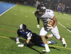 anne A12 Tyler Bailey heads to end zone