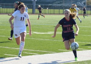 Jenna King (11) closes on constant threat Elayna Grillakis (12)