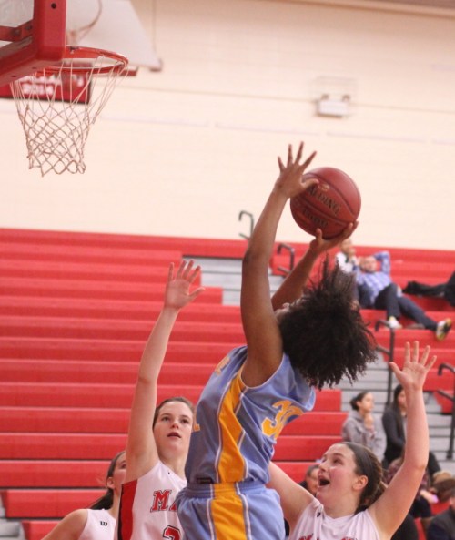 Chiniki Fils (17 points) powers in for two