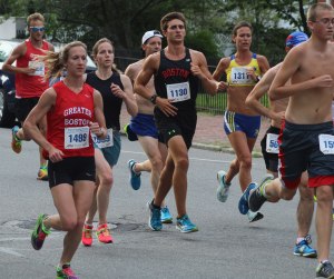 Laura Paulsen (1499) and Katie Misurca (1311) at one mile in the 10-mile race