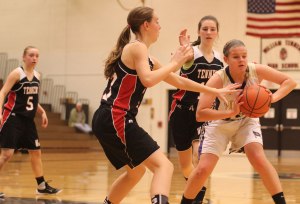 Katie King (#10) looks to pass