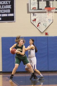 Jess Lezon (19 points) defended by Tessa Lafrance (13 points)