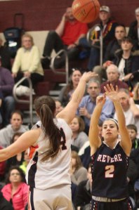 Ally Hinojosa starts the 3rd quarter with a three