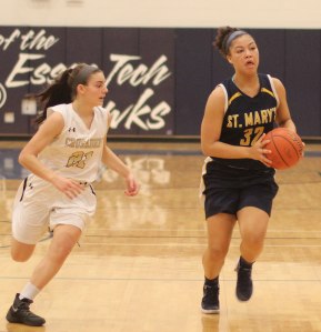 Olivia Nazaire (15 points) chased by Jaxson Nadeau