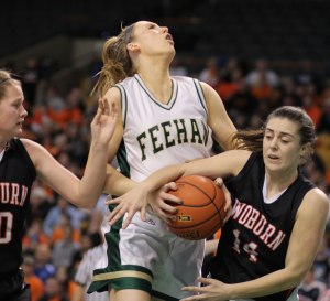 Nicole Pacheco tries to block Lauren Manis