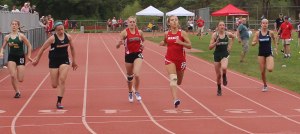 Geena Gangi (Masco), Carolina Ivanov (Ipswich), Brooke Taylor (Amesbury) - 200 meters