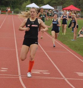 Amanda Recupero ((pswich), Sarah Maggiacomo (Triton) - 4X400 relay