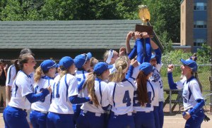 buma-A4-Mad-raises-trophy