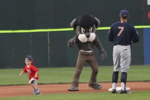Speedster speeds past tightly-dressed Slugger near second