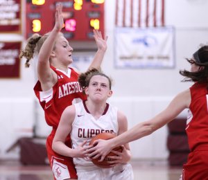 Anna Hickman (14 points) in the lane