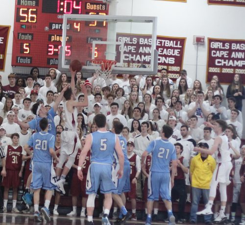 Brendan Powers' go-ahead basket with 1:04 left on a pass from Robbie Shay (on the right)